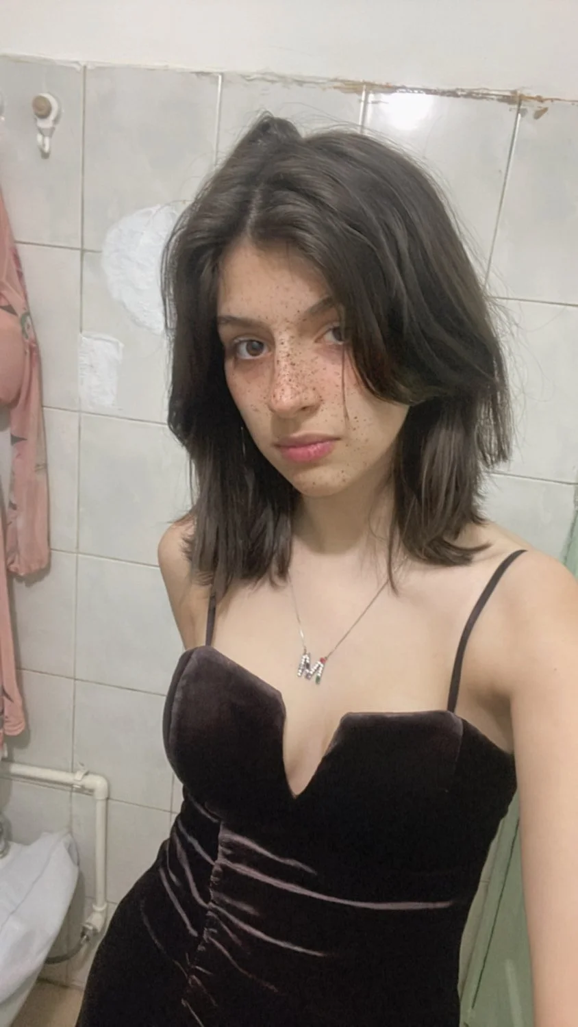Exponiendo deliciosa pendeja para tributarla toda image 3