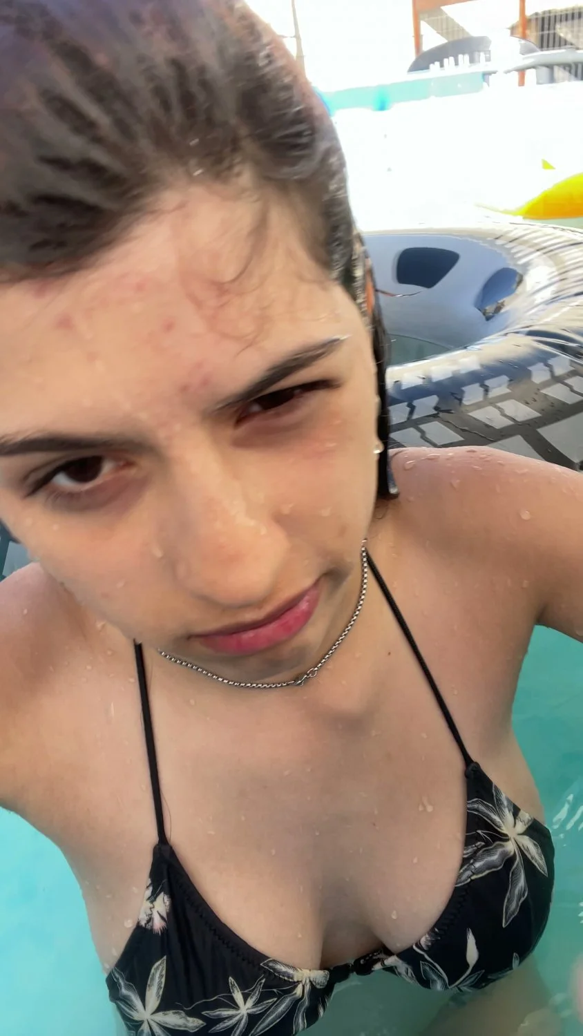 Exponiendo deliciosa pendeja para tributarla toda image 5
