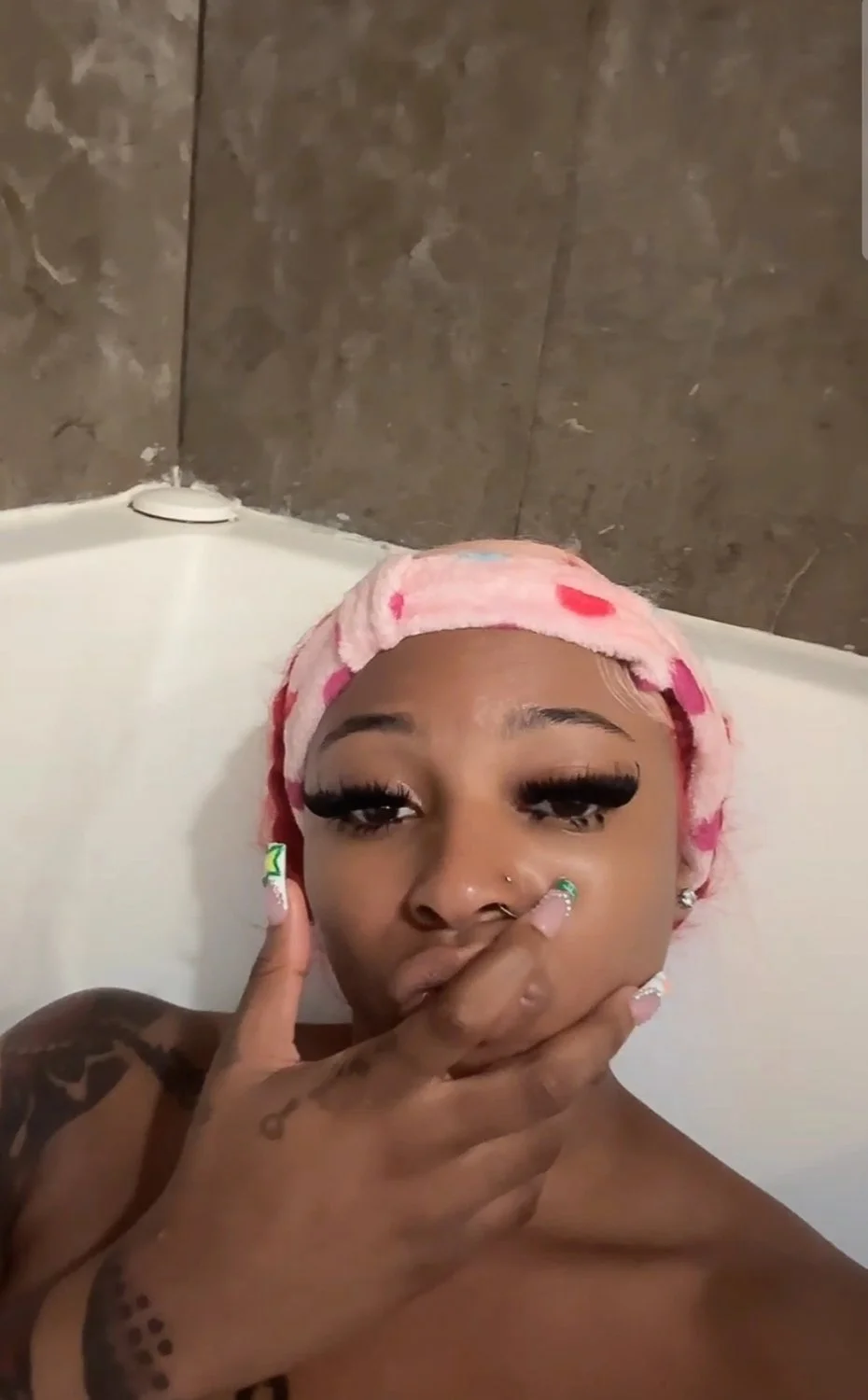 Thot in tub flashin titties & pussy image 1