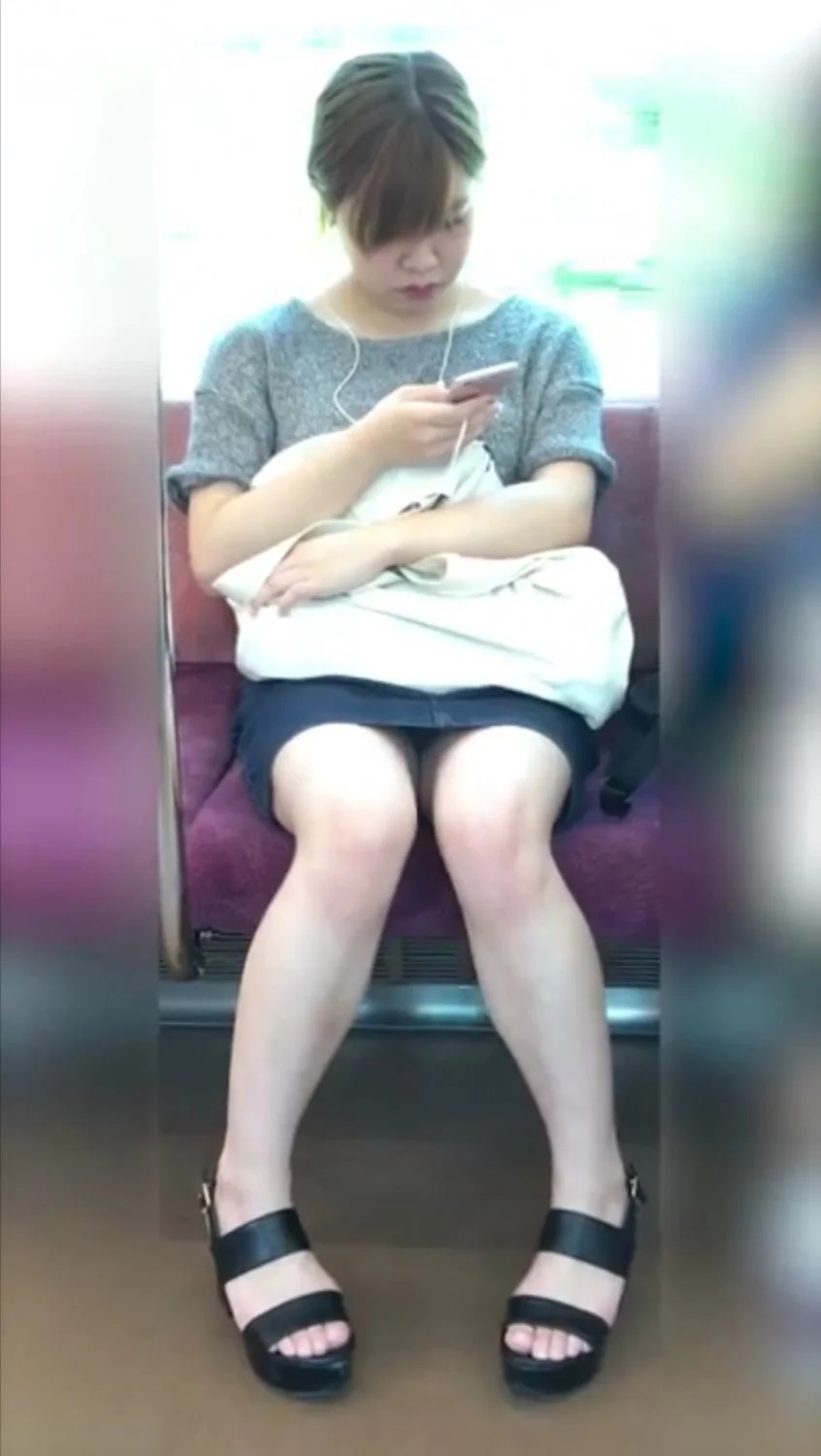 🔚Japanese　電車内　正面　美脚　ぱんちら　ソフトエロ　一発やりたい image 1