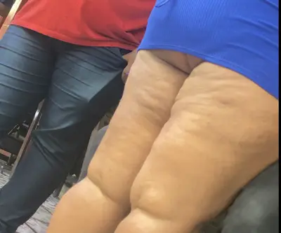 Mulher de corno com o rabo de fora no bar cover image