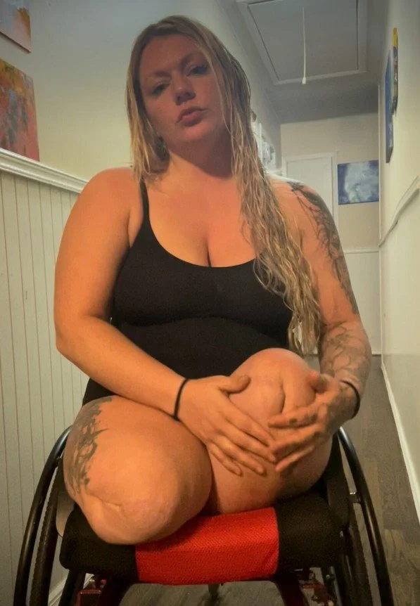 Fun with a legless amputee girl main image