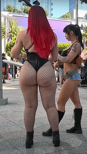 gordinha cosplayer do rabo gigante exibindo o rabão image 2