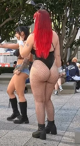 gordinha cosplayer do rabo gigante exibindo o rabão image 3