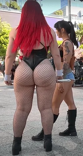 gordinha cosplayer do rabo gigante exibindo o rabão image 6