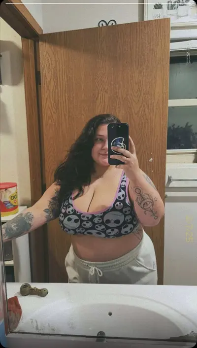 BustyAmanda cover image