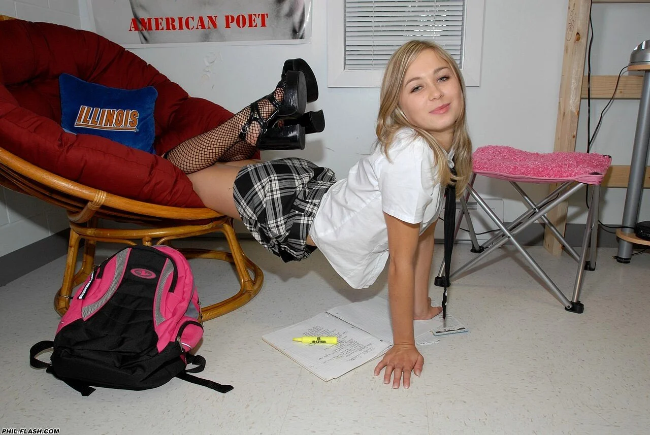 Skinny petite blonde teen Kasia sexy upskirt 🥵🍑🔥 image 6