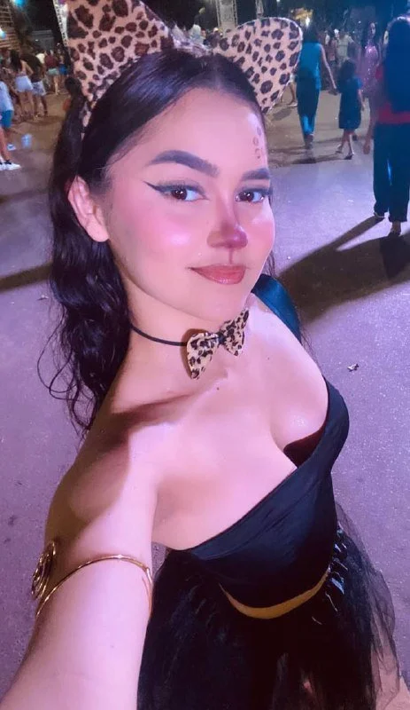 Novinha gostosa safada tomou gozada na cara e foi vazada image 2