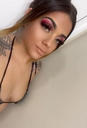 Light skin slut with an ass main image