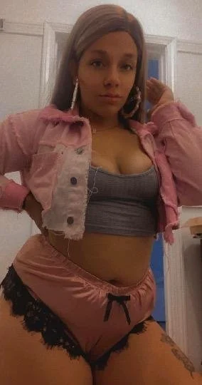 Light skin slut with an ass image 7