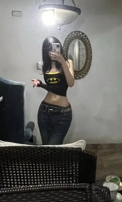 Flaquita hermosa merece ser exhibida y tratada como una puta de internet cover image