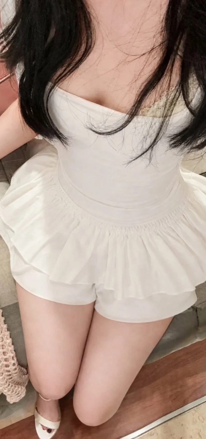 Flaquita hermosa merece ser exhibida y tratada como una puta de internet image 2