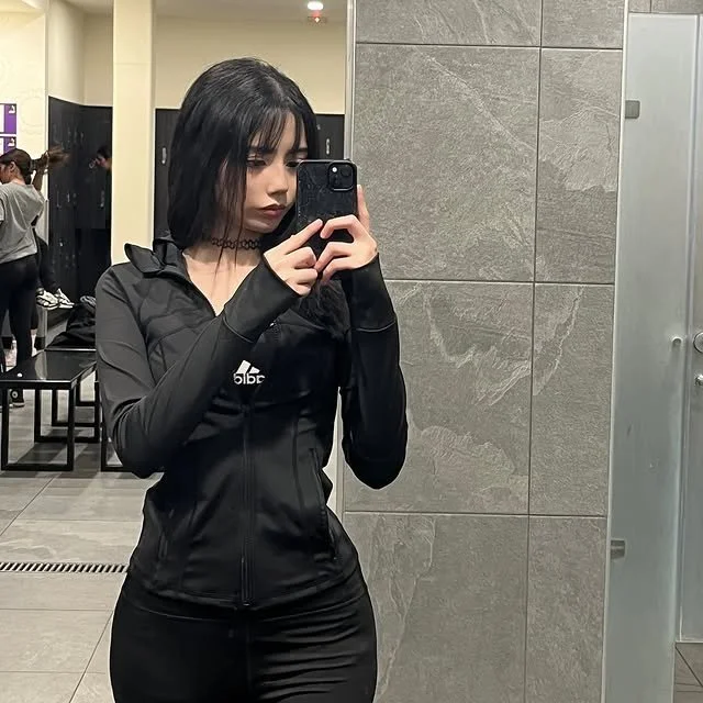 Flaquita hermosa merece ser exhibida y tratada como una puta de internet image 5