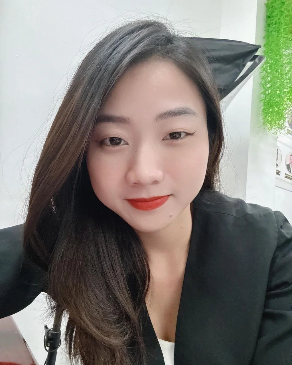 Sục cu với quần lót và giày em Hoàng Liễu Ban điều hành. main image