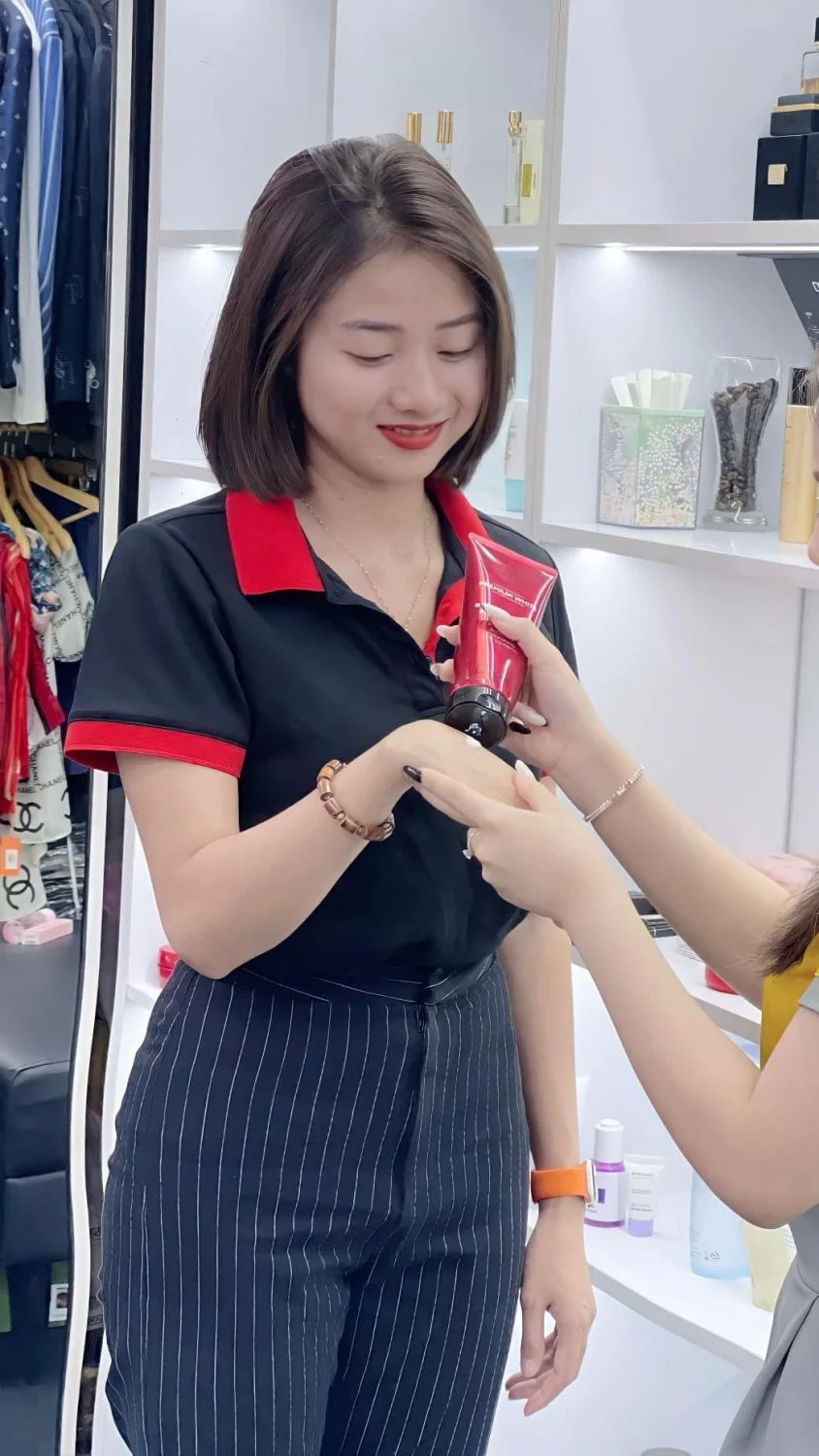 Sục cu với quần lót và giày em Hoàng Liễu Ban điều hành. image 2