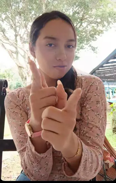 María, zorra exhibida por un amigo cover image