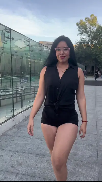 Hermosa venezolana exhibicionista camina por calles de Ciudad de México cover image