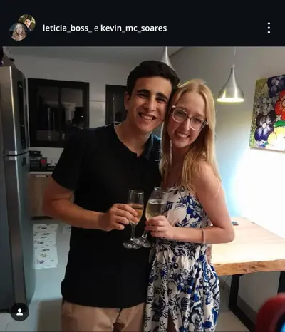 Loirinha safada deixou o corno beta gravar e foi vazada mamando a pica! novinha caiu na net cover image