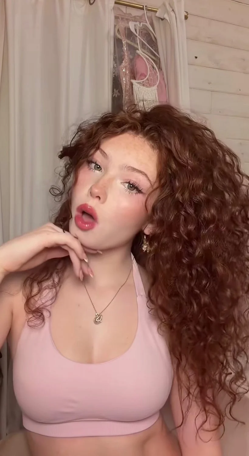 Redhead Fashion Princess image 2