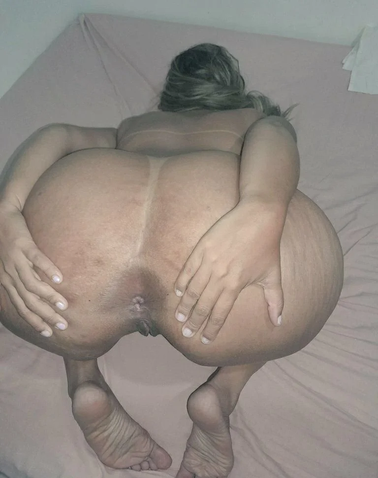 Loira exibindo o cuzao guloso 🇧🇷 image 2