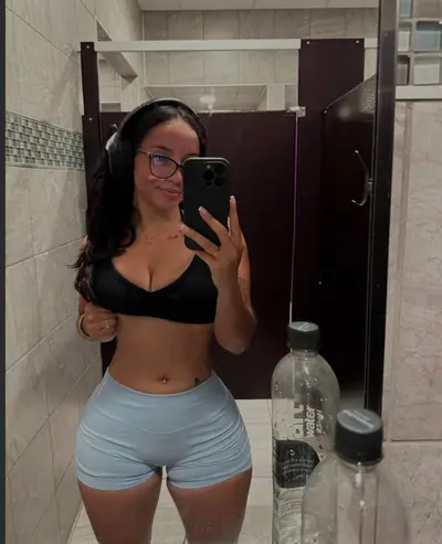 Puta fitness vazada de 4 levando pirocada, novinha caiu na net dps de ser gravada dando a buceta cover image