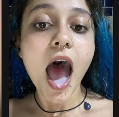 Novinha cacheada caiu na net! safada gravou se masturbando e sentando pro noia e foi vazada cover image