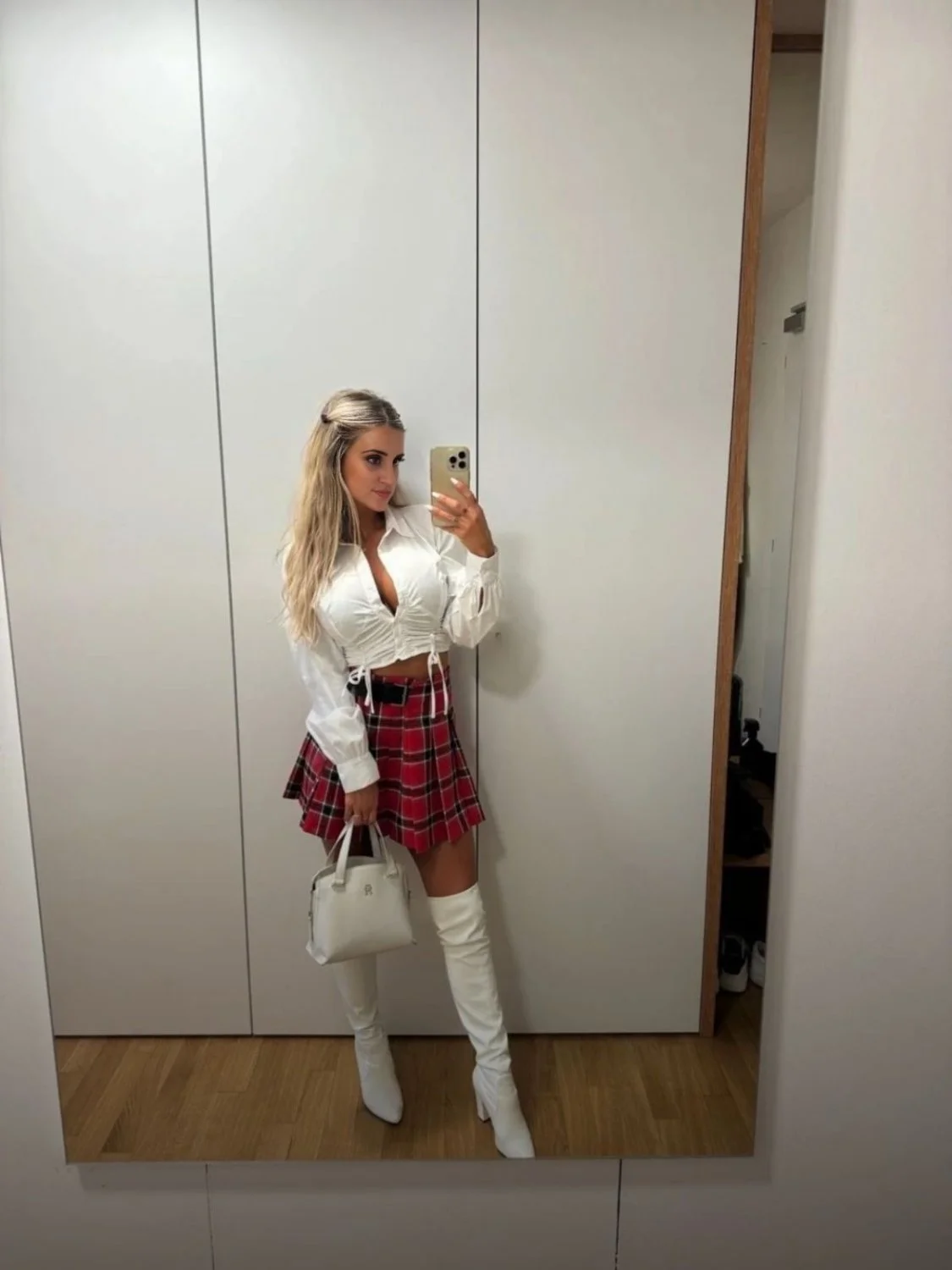 Kik slut Hannah love to expose herself. Her Kik is: bee_chambs image 2