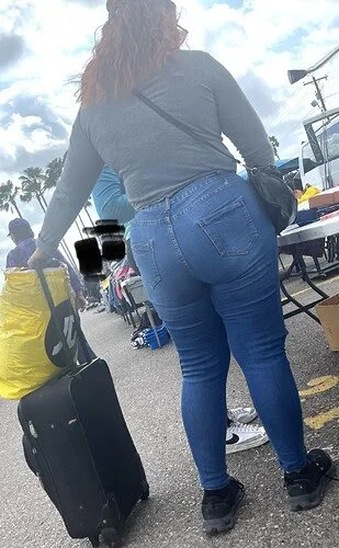 Thick heavy booty (not oc) image 3