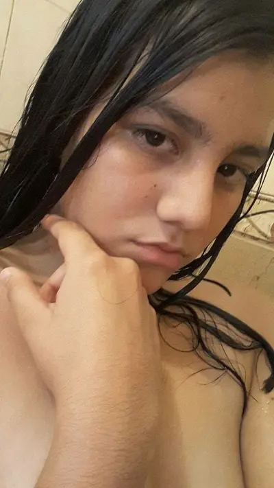 Amiga novinha safadinha manda foto para um amigo comprometido cover image