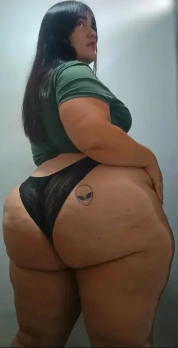 elizabeth gorda en tanga image 2