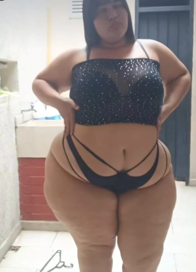 elizabeth gorda en tanga image 3