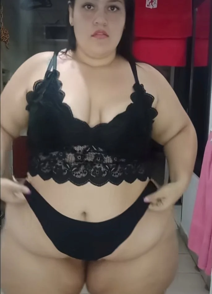 elizabeth gorda en tanga image 5