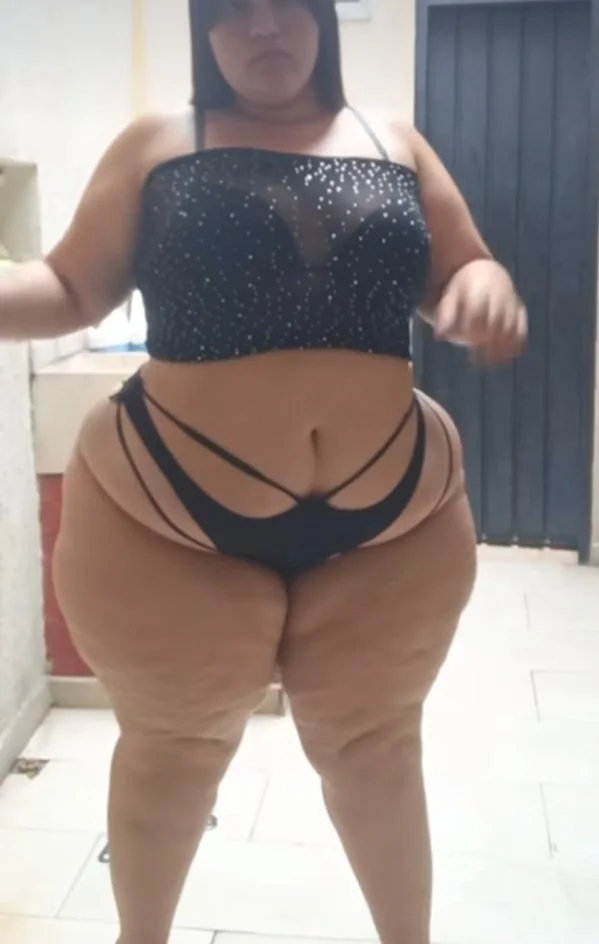elizabeth gorda en tanga image 8