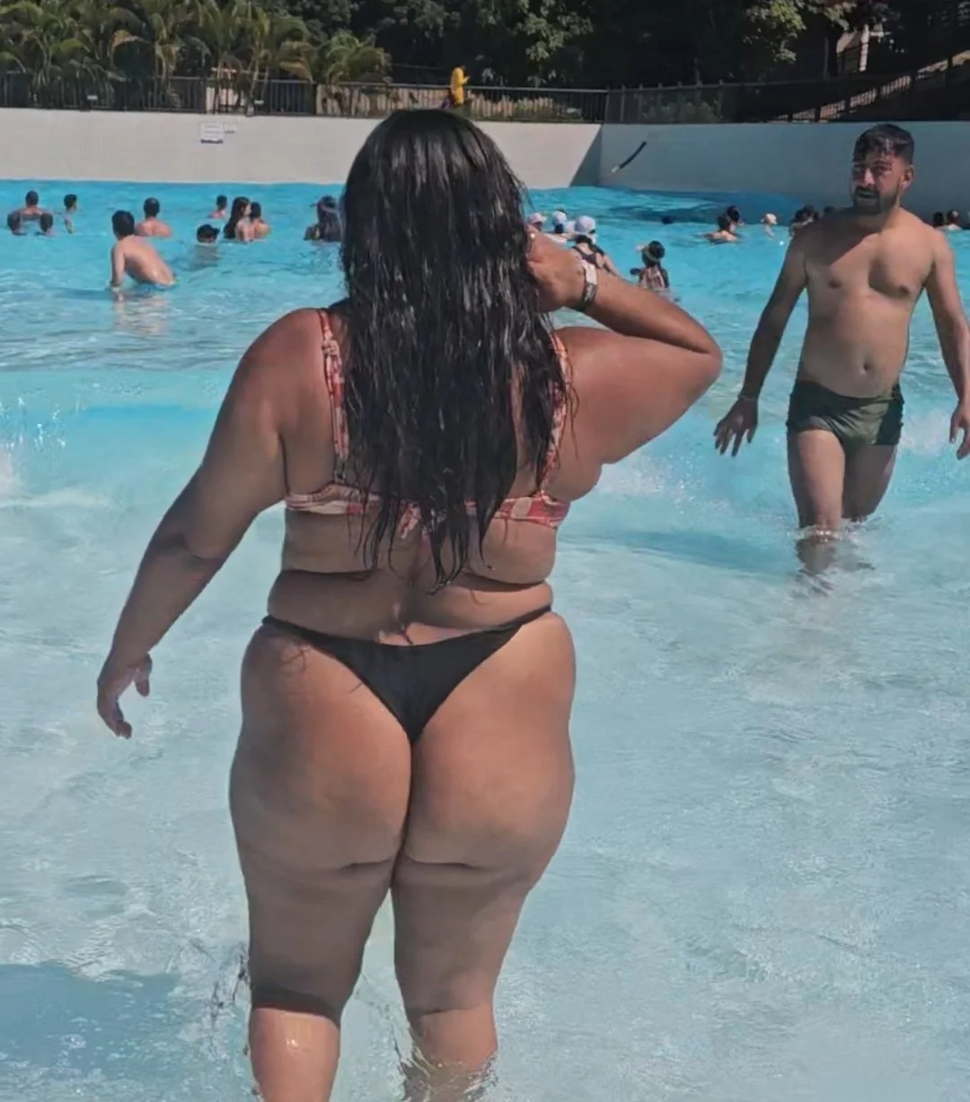 O safado de rola dura na sunga, secando minha namorada na piscina, ambos trocou olhares!! main image