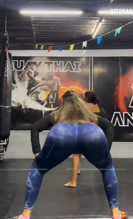 Delicia de loira rabuda rebolando de legging tente não gozar main image