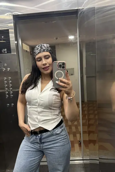 Cornudo entrega a la Puta madurita de su mujer cover image