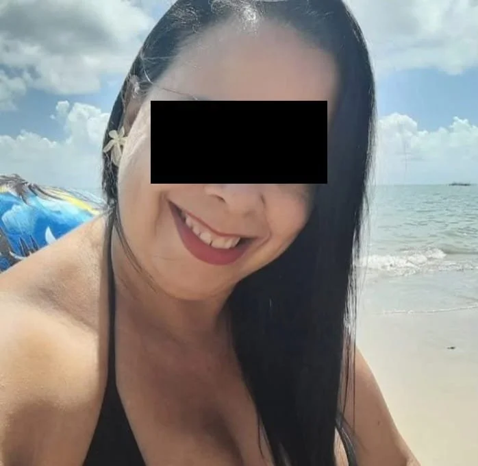 Coroa peituda gemendo na pica image 1