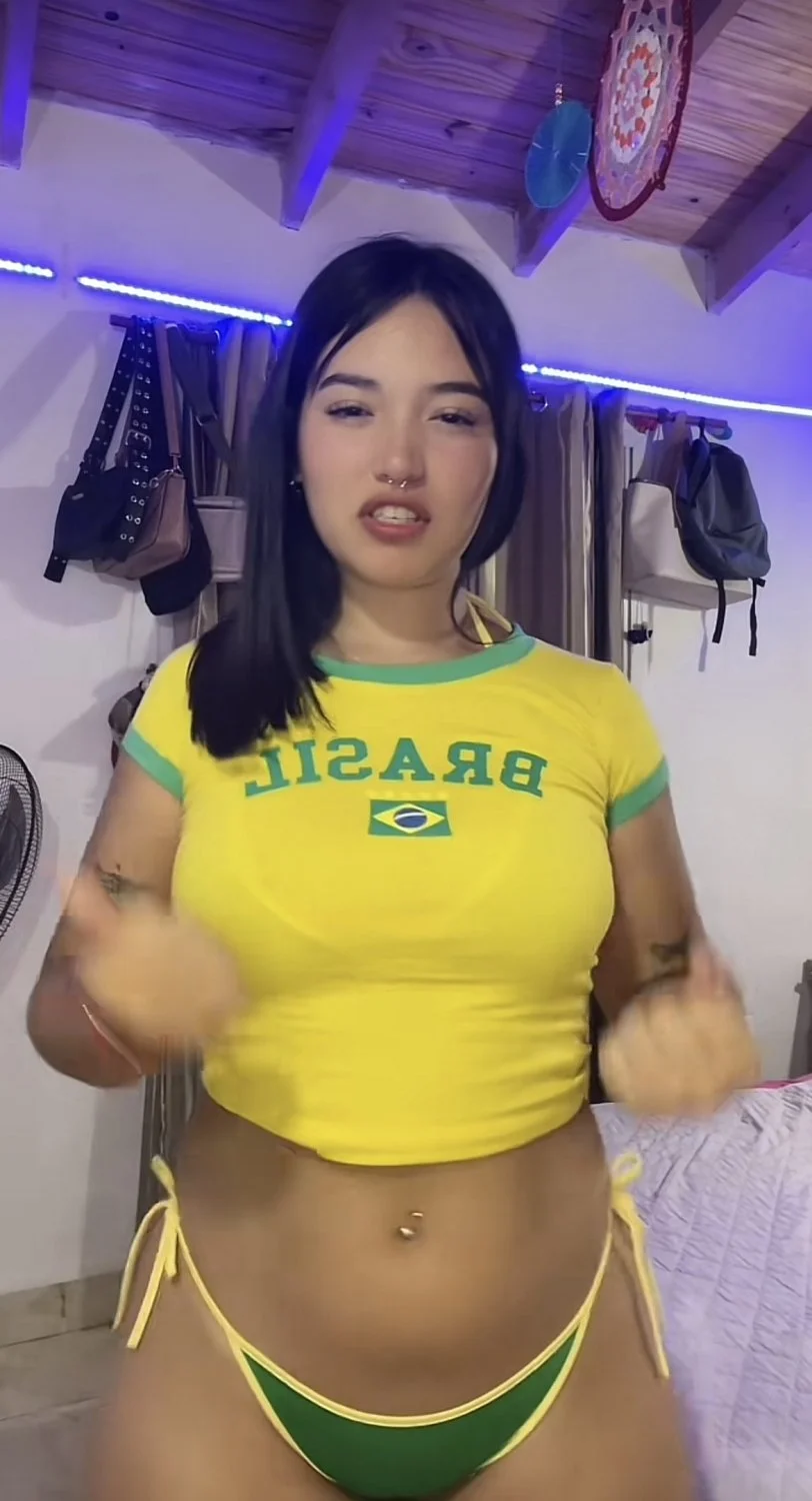 Alguien tiene algo de esta pendeja hermosa main image