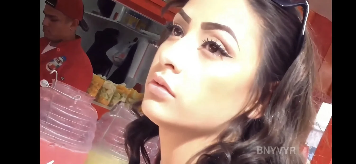 upskirt a la milf joven más bonita que me he encontrado main image
