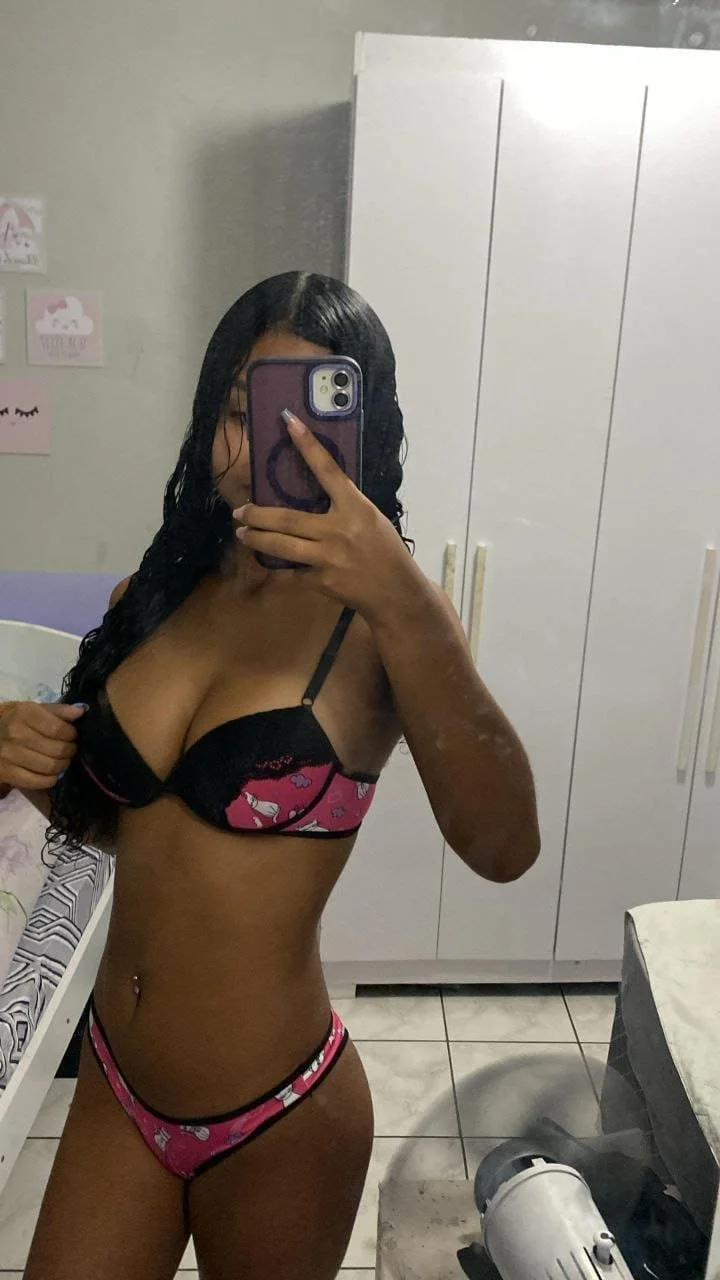 Delícia de moreninha linda e peituda vazada image 6