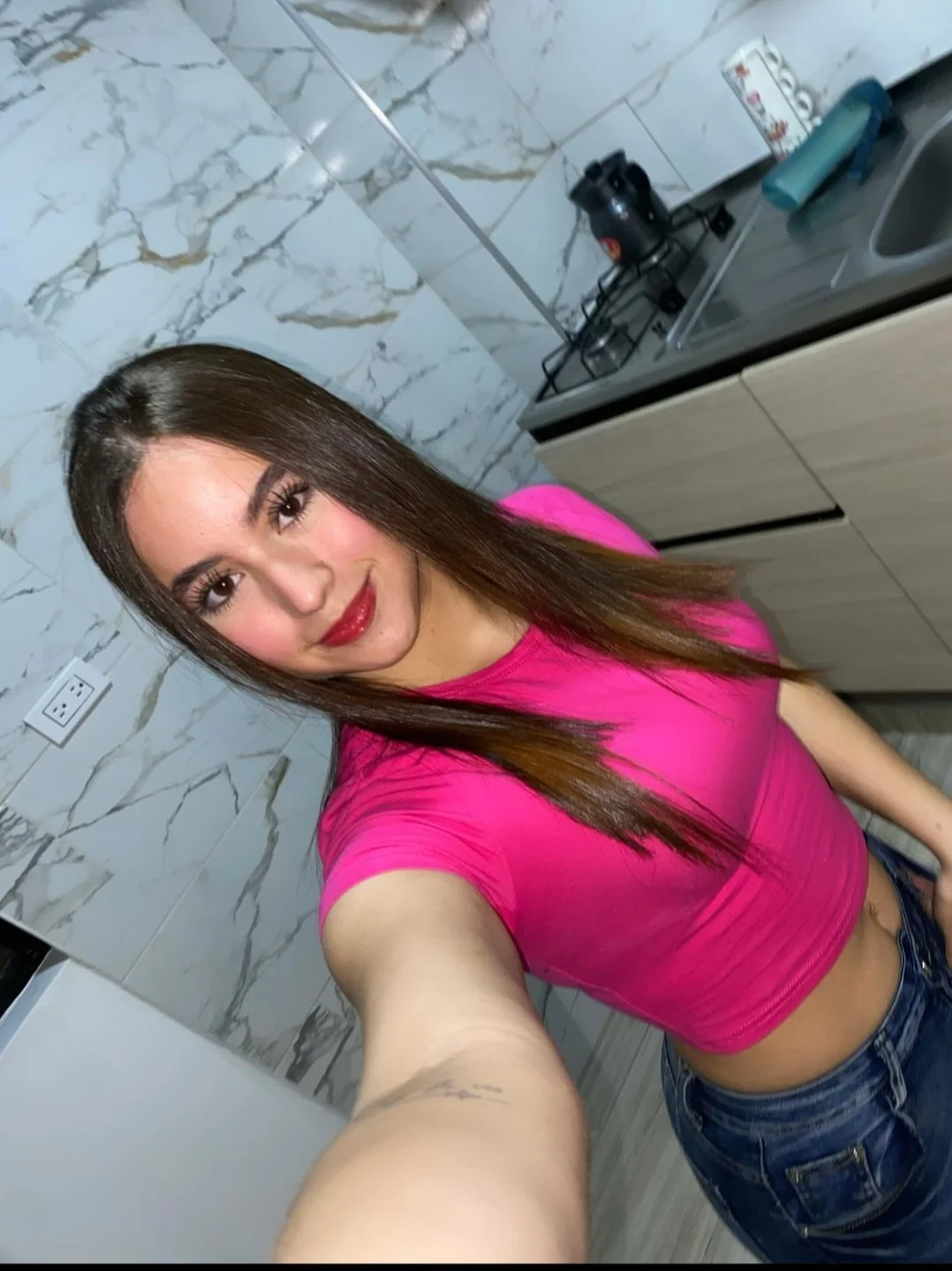Rica putita tiene sabrosas piernas muy sexys y hermosa main image