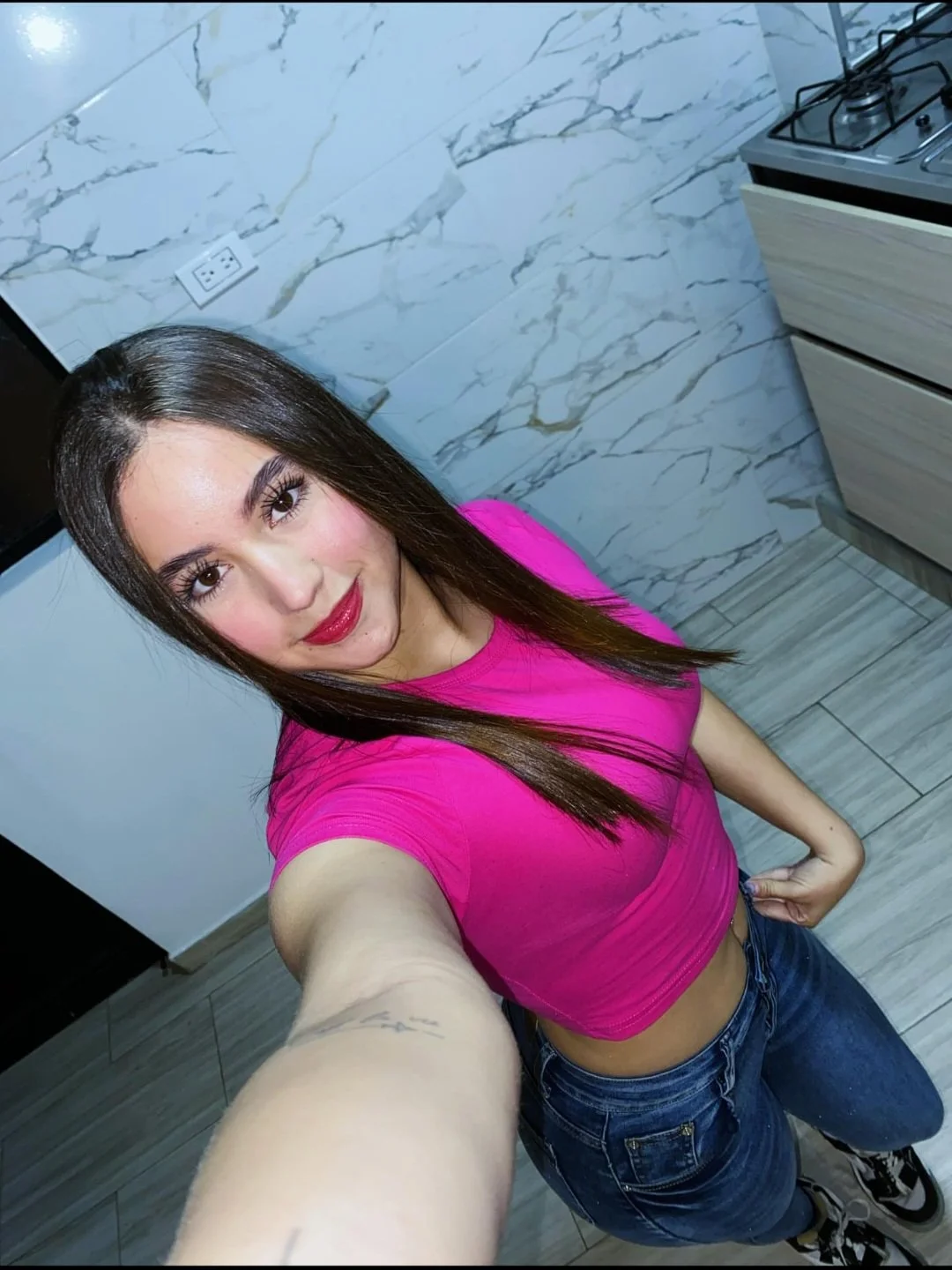 Rica putita tiene sabrosas piernas muy sexys y hermosa image 2