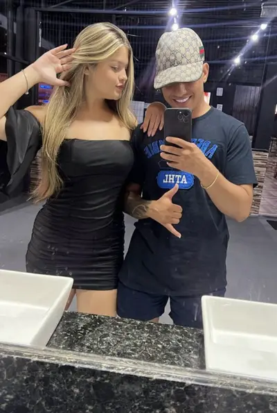 Namorado vazou a namorada, acho que quer ser corninho expondo a gostosa assim cover image