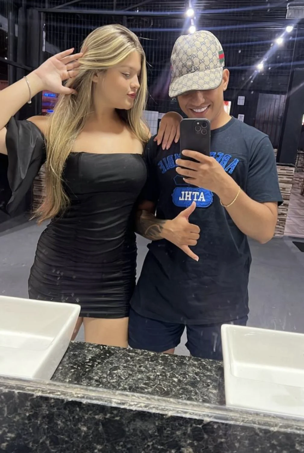 Namorado vazou a namorada, acho que quer ser corninho expondo a gostosa assim main image
