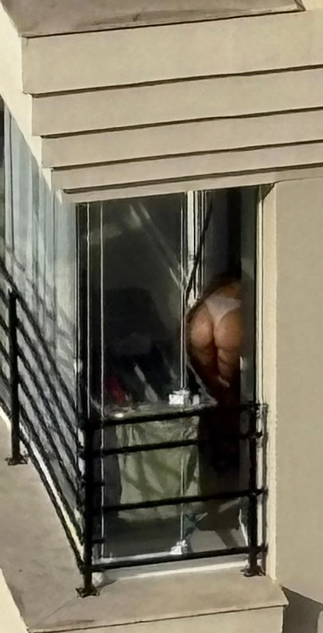 Flagrou a vizinha de calcinha estendendo roupa image 5