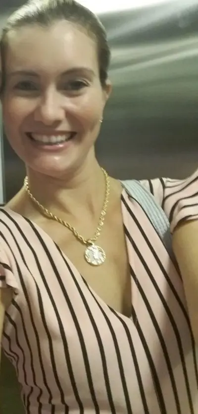 Vazou fotos de coroa gostosa peladinha mostrando seu rabetão e seus peitinhos cover image