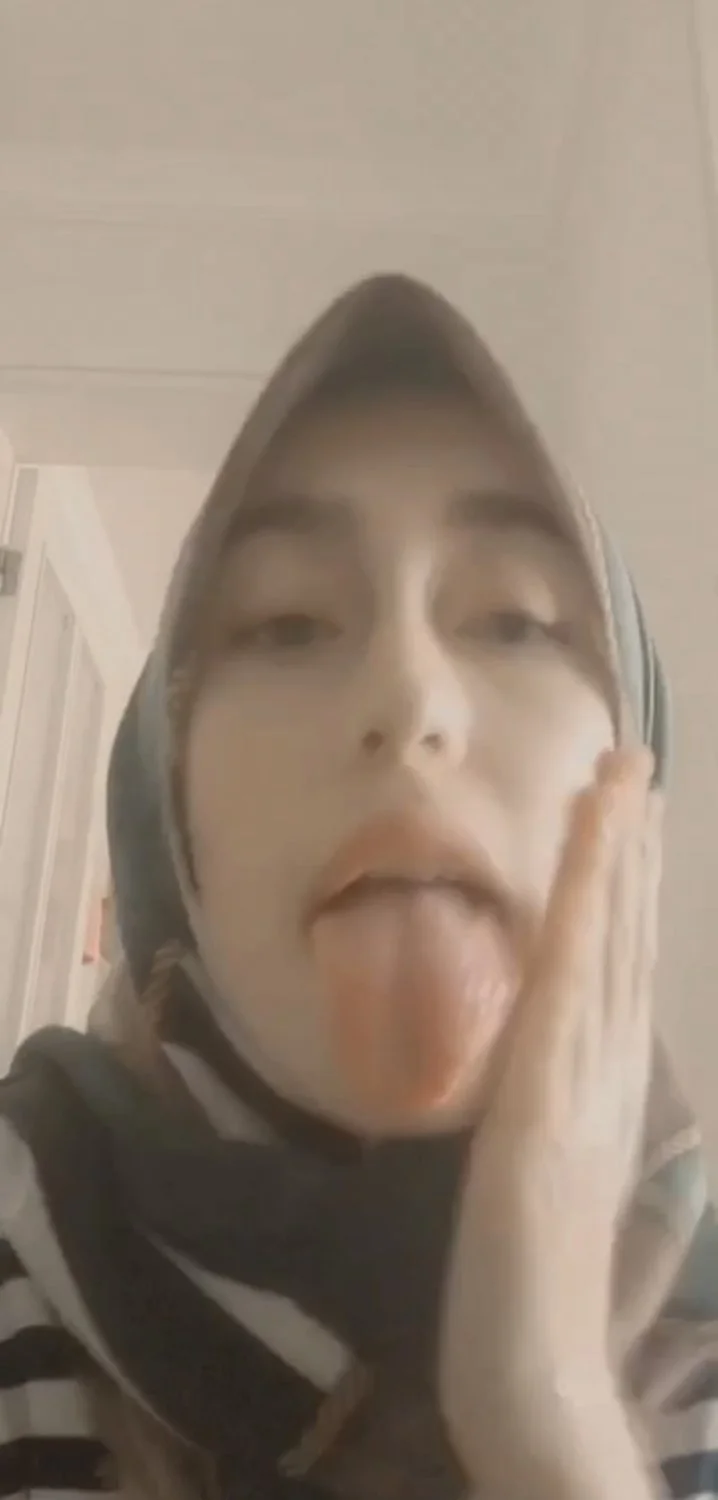 Hijab girl wants a dick image 2