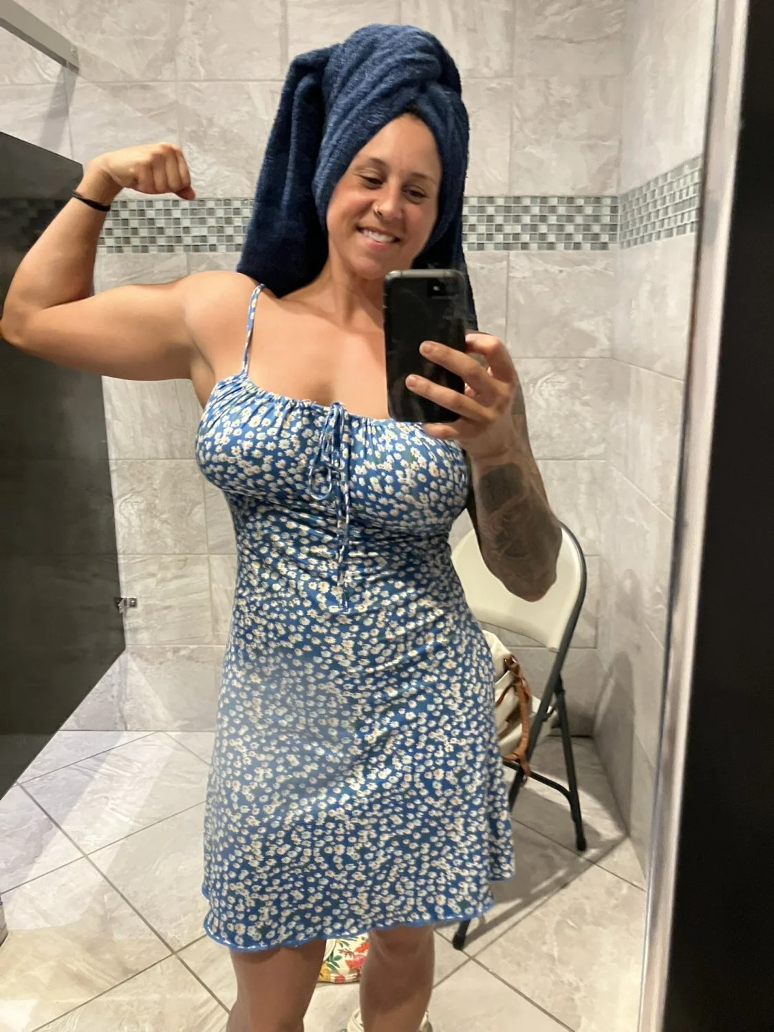 coroa linda casada que adora se exibir para o corno seguidor image 15