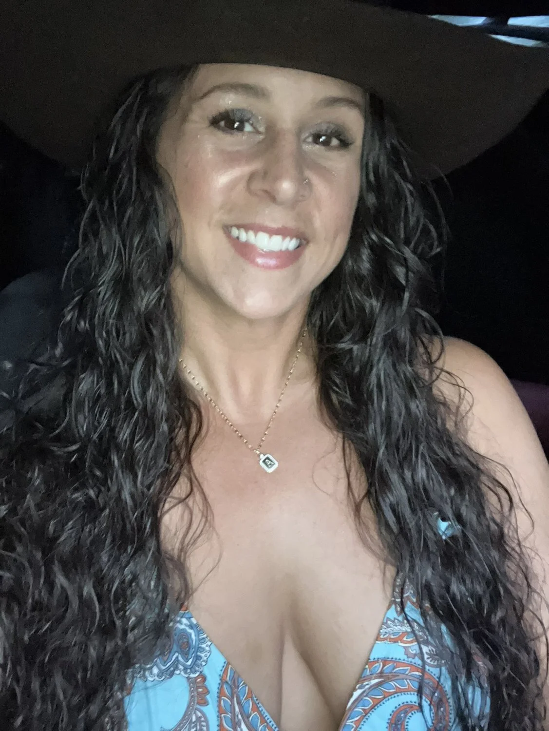 coroa linda casada que adora se exibir para o corno seguidor image 16