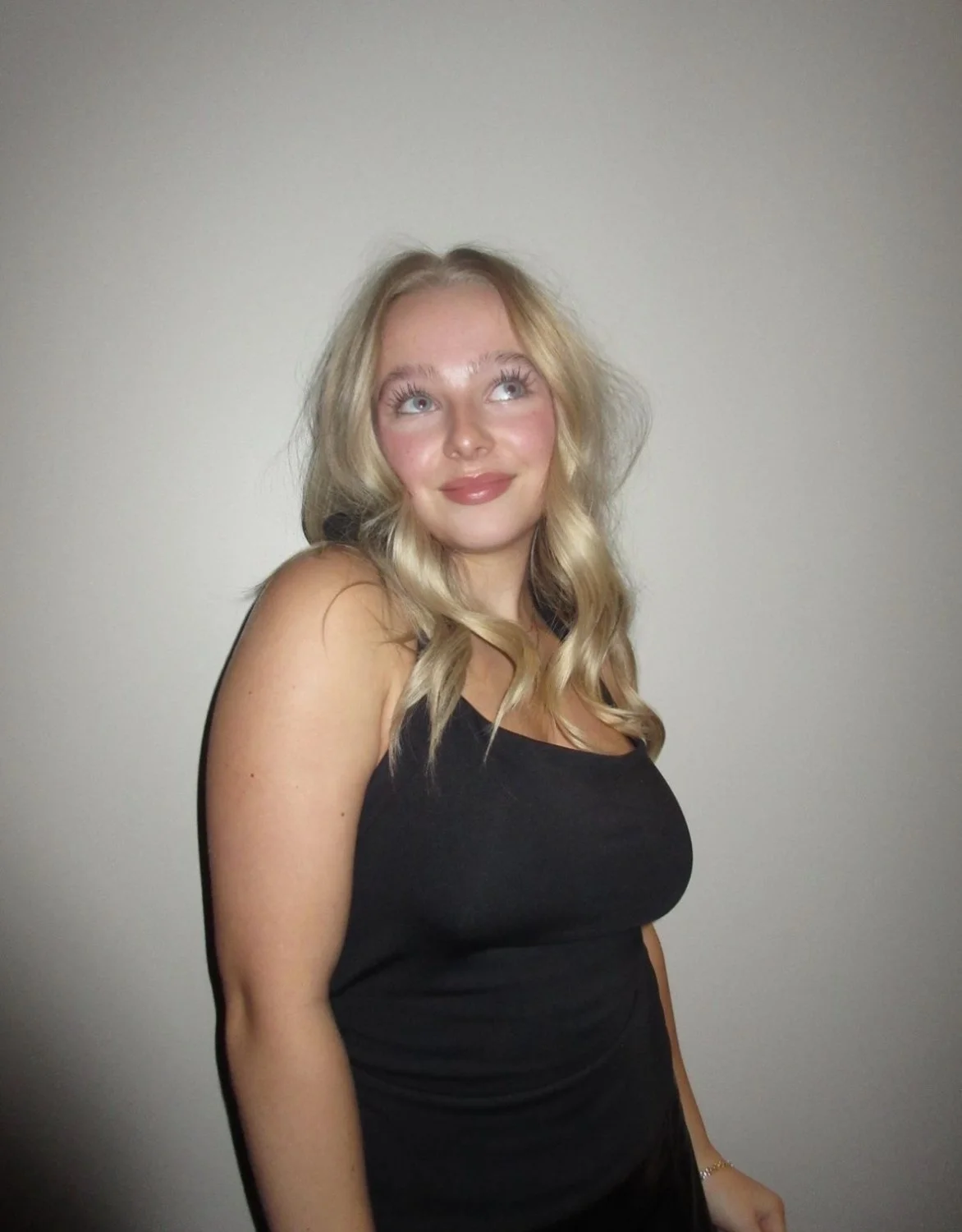 Busty college teen making her Erome debut main image